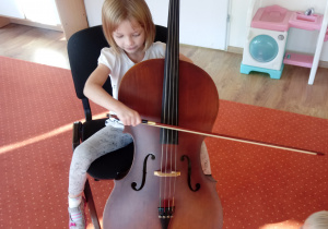 Dziewczynka gra na wiolonczeli